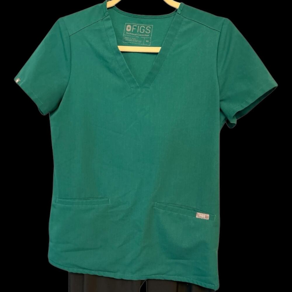 EUC Figs Casma Hunter Green PO #1328 Three Pocket Scrub Top Size XS